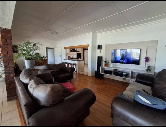 4 BEDROOM HOUSE FOR SALE IN SANDY POINT